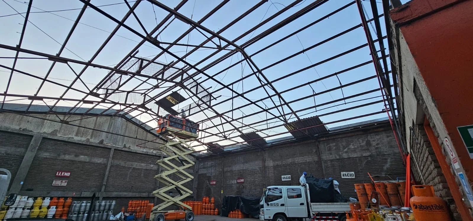 Retiro de cubierta de asbesto en una planta industrial, vista aérea