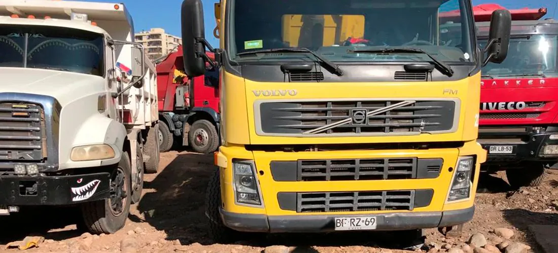 Flota de camiones tolva y maquinaria de DEXA Chile en faena