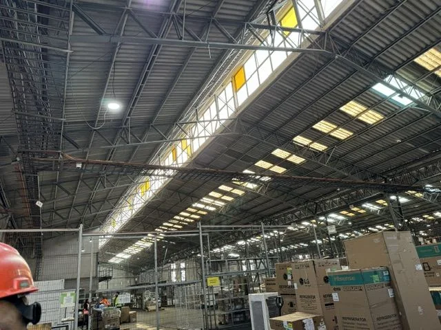 Interior de un centro de bodegaje con cubierta de asbesto