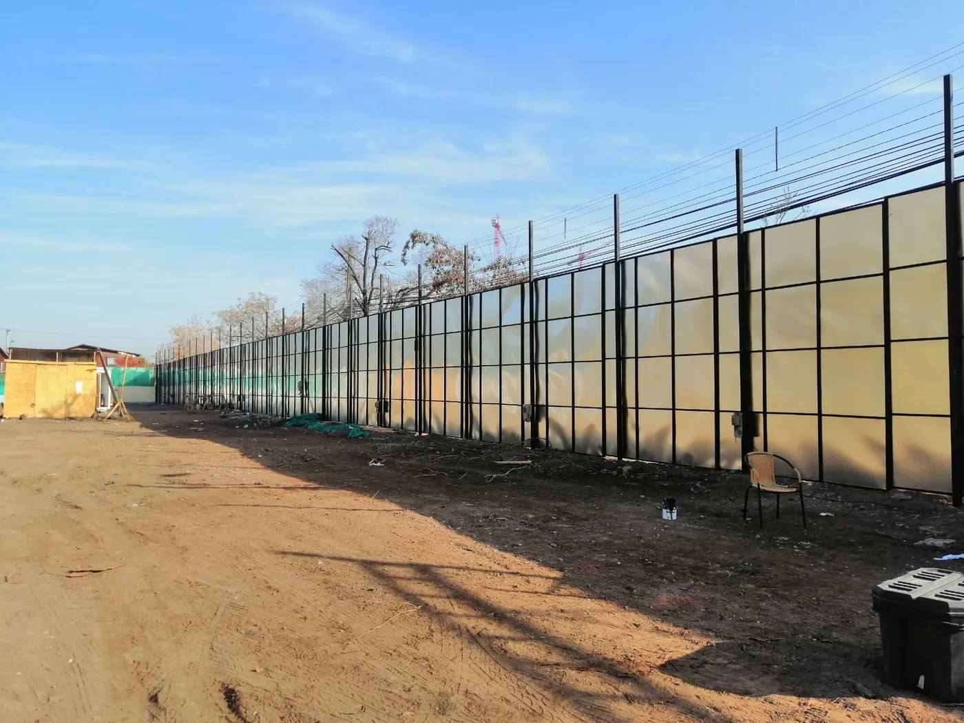 Cierre perimetral metálico de obra instalado por DEXA Chile
