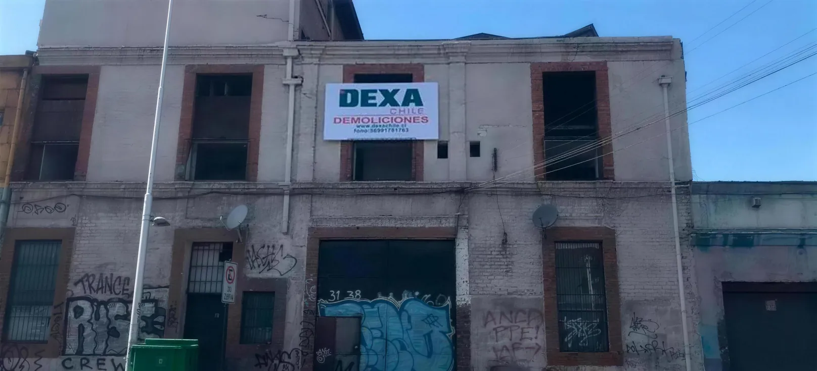 Edificio con el letrero de DEXA Chile Demoliciones antes de la faena
