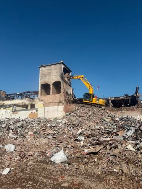 Excavadora demoliendo la torre del edificio