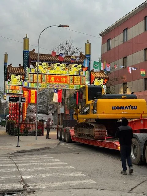 Traslado de la excavadora en cama baja a la obra