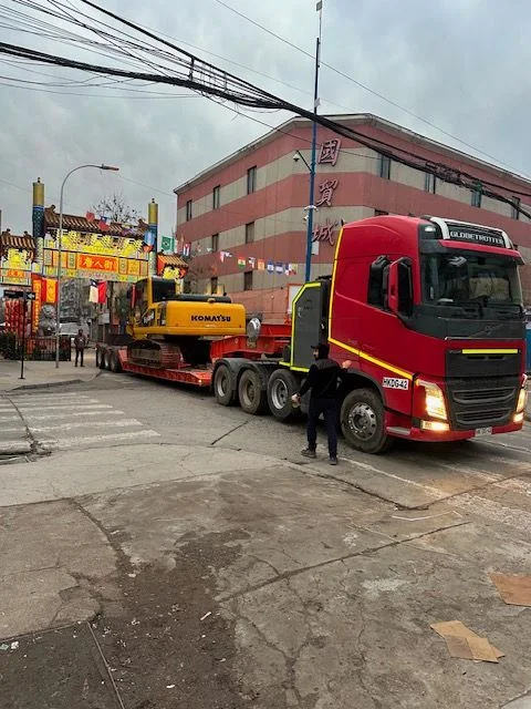 Camión con excavadora frente a la obra en Barrio Meiggs