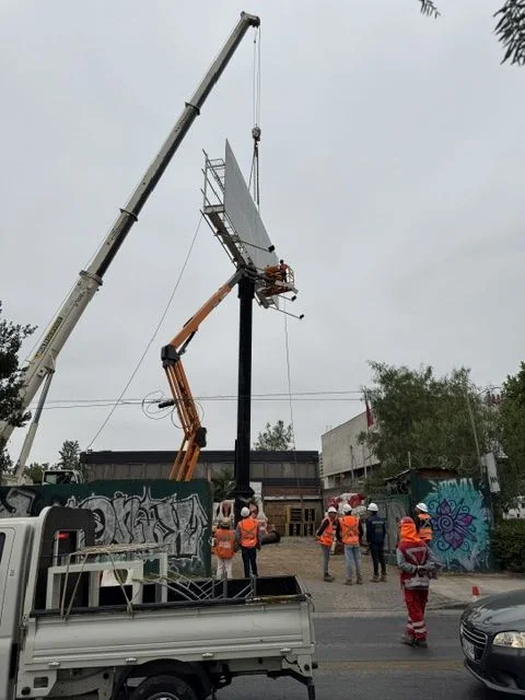 Desmontaje de un letrero tótem con grúa y camión