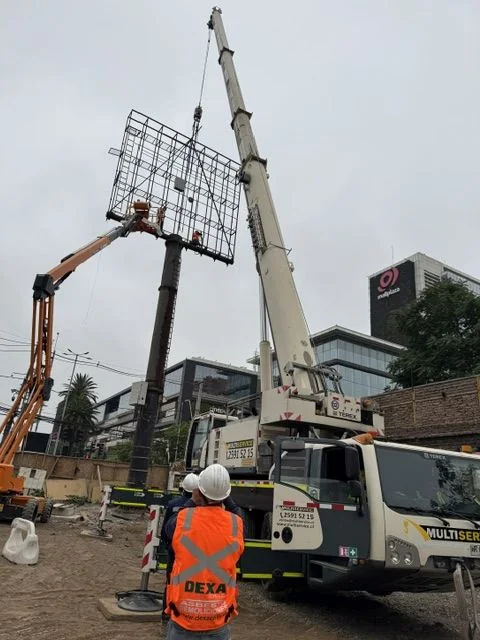 Desmontaje de un letrero tótem con grúa