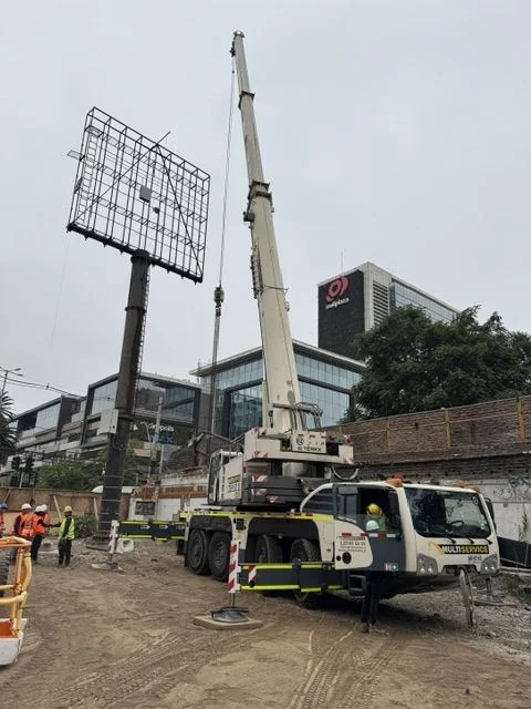 Estructura de letrero tótem descendida con grúa