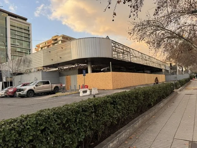 Fachada del galpón durante la demolición