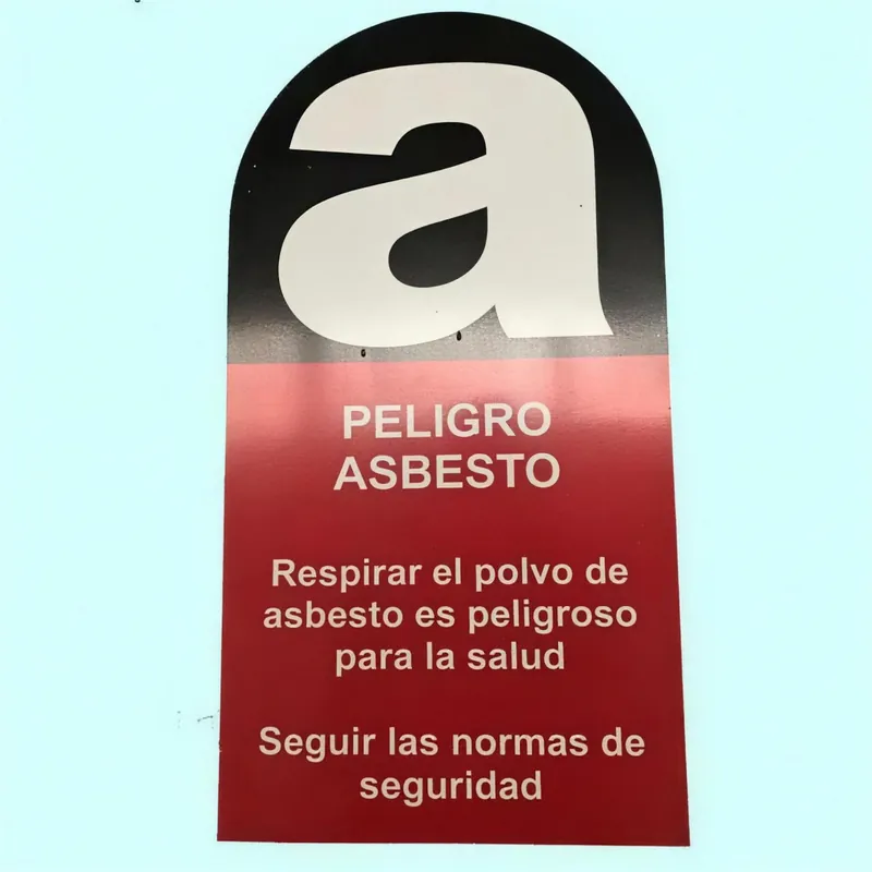 Señal de peligro asbesto instalada en el cierre de la faena