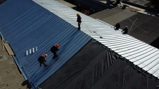 Reposición de techo: planchas nuevas sobre la estructura