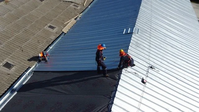 Trabajadores instalando planchas nuevas