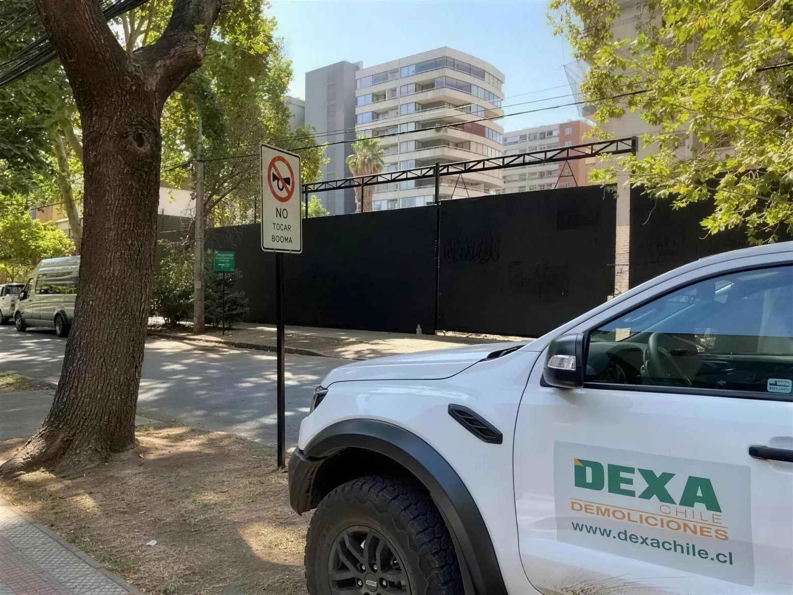 Camioneta de DEXA Chile Demoliciones en terreno
