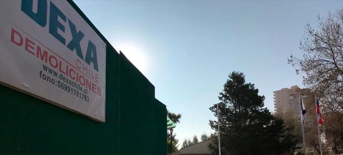 Cierre de obra con la gráfica de DEXA Chile Demoliciones en vía pública